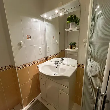Charmant T2 2* Avec Patio, Centre-ville Et Plage A Pied, Fibre - Fr-1-539-45 Apartment *