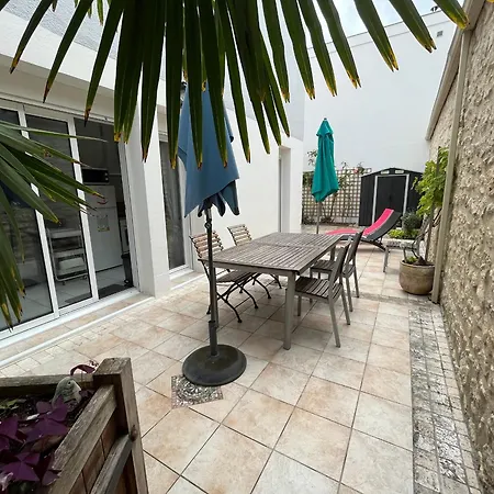 Charmant T2 2* Avec Patio, Centre-ville Et Plage A Pied, Fibre - Fr-1-539-45